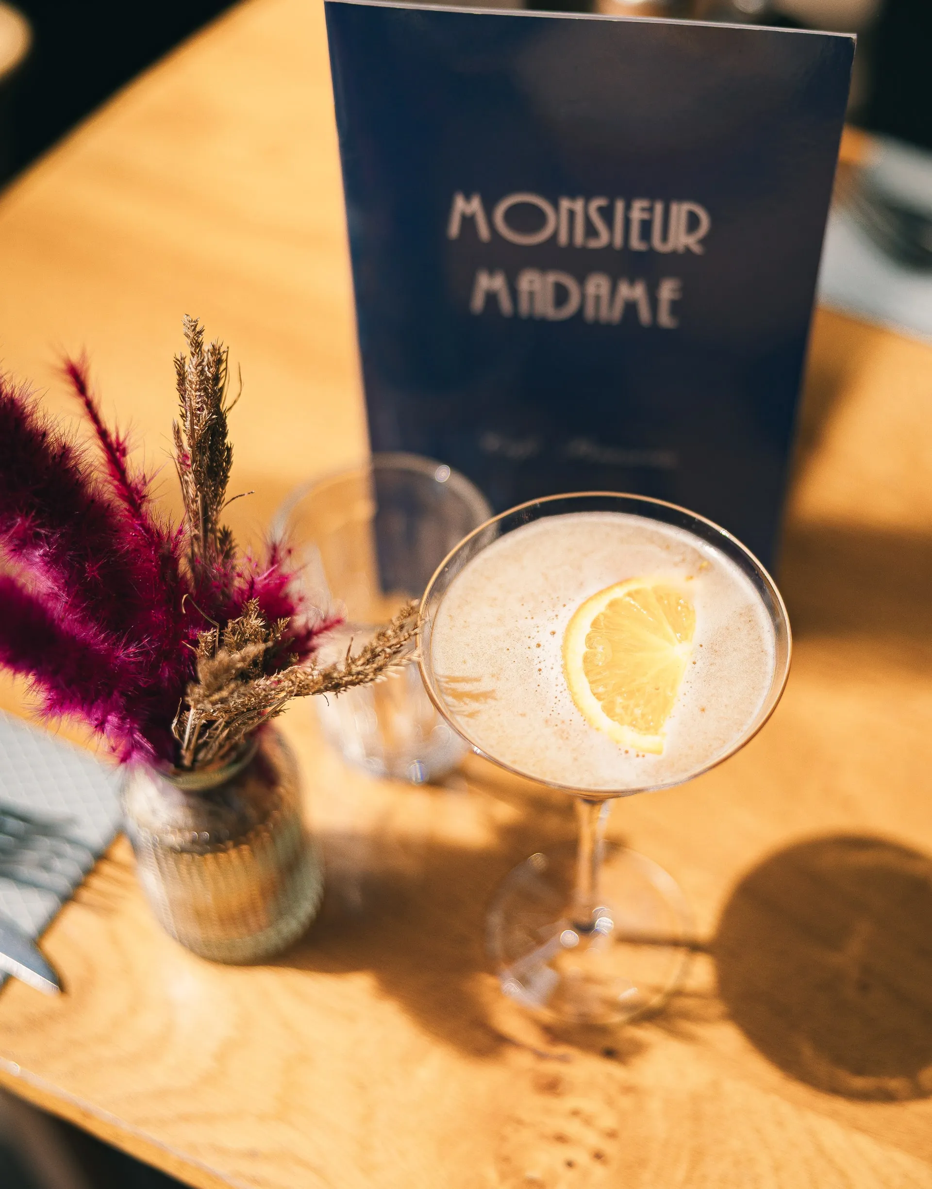 Cocktail avec décoration florale sur une table du restaurant