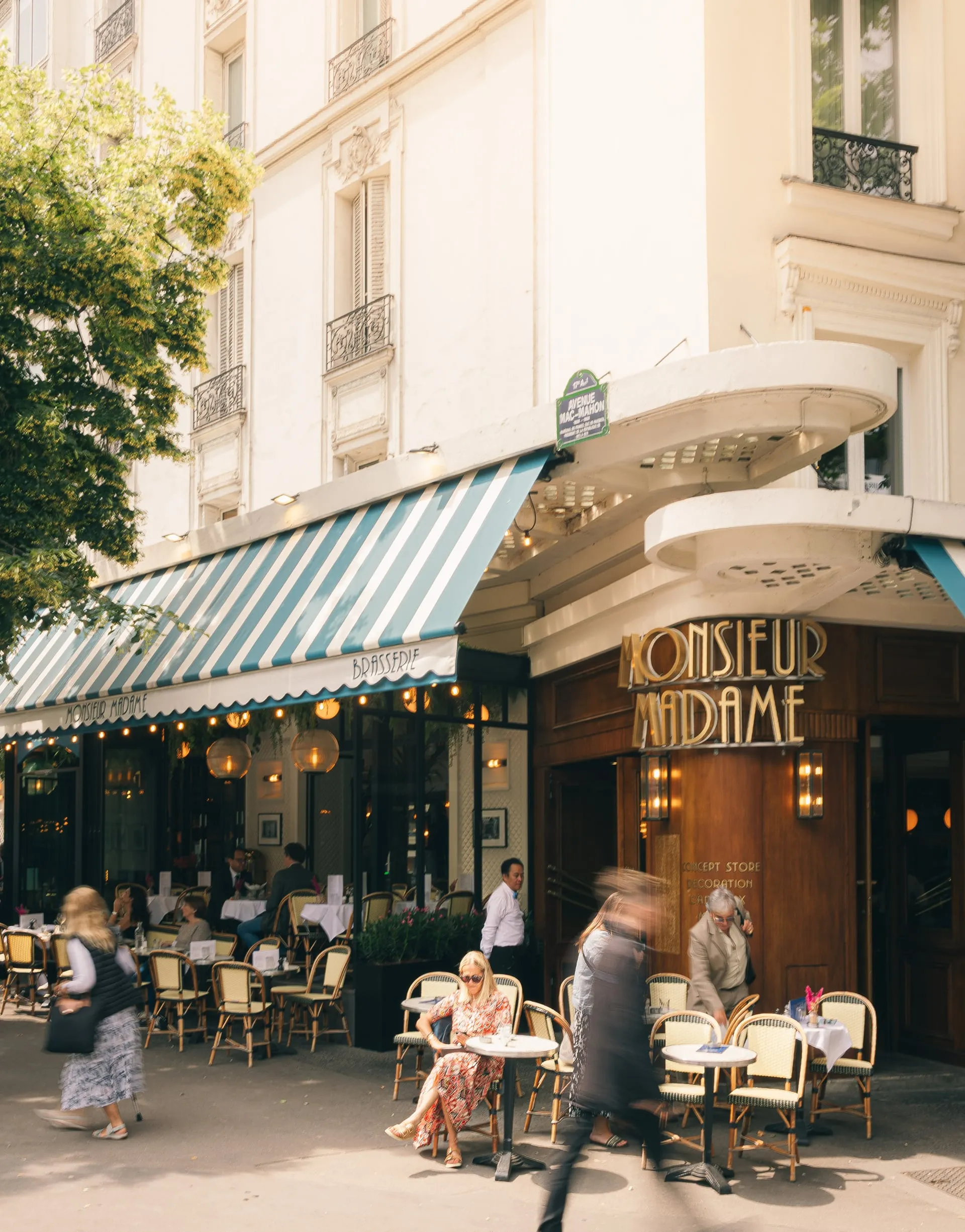 Vue extérieure de Monsieur Madame avec terrasse animée