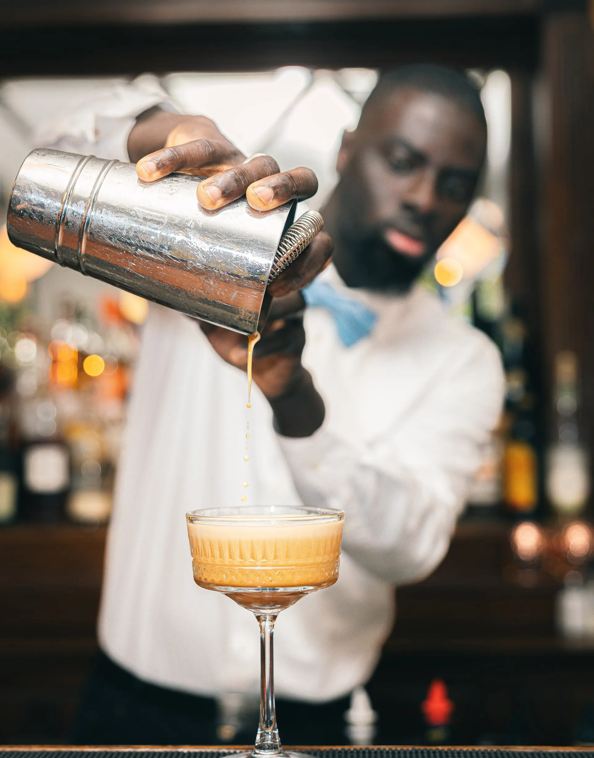 barman préparant un cocktail raffiné