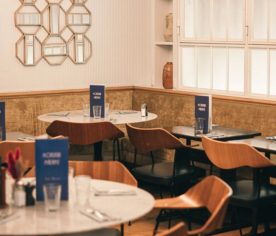 salle à manger intime avec tables dressées et ambiance conviviale