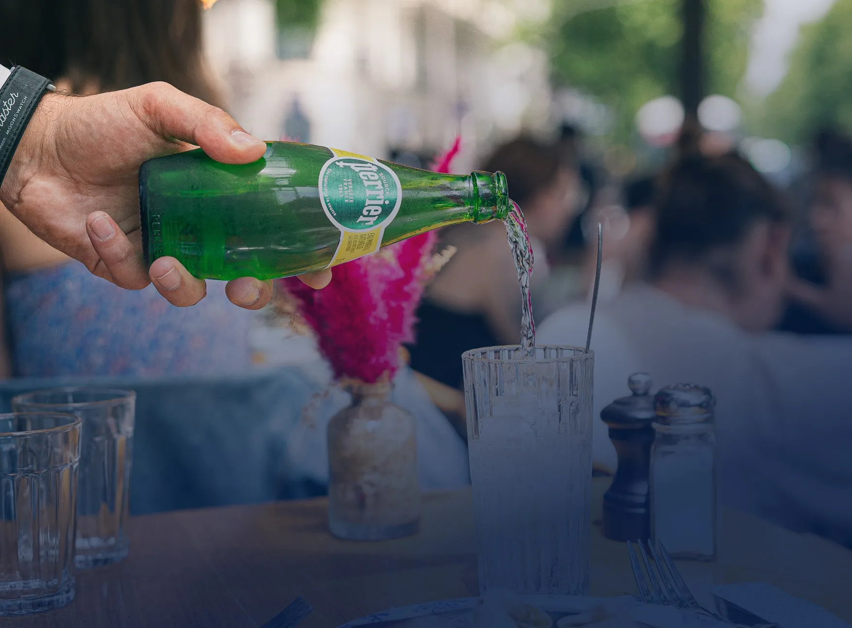 Serveur préparant des cocktails colorés sur la terrasse