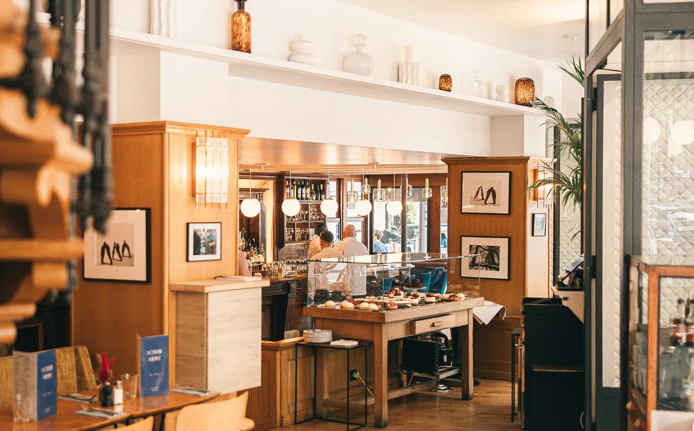 Vue extérieure du restaurant avec marquise à rayures
