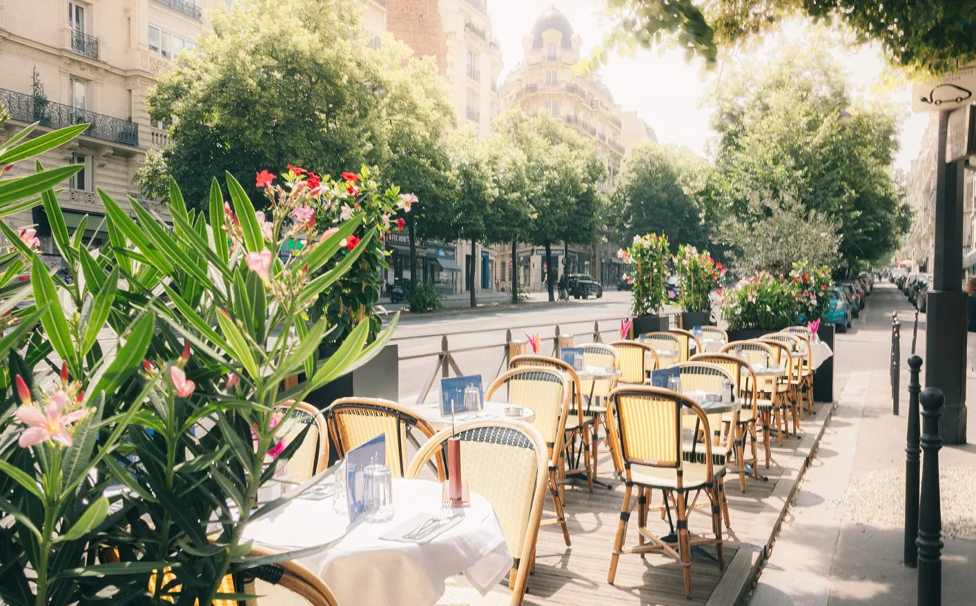 Intérieur chaleureux du restaurant avec clients
