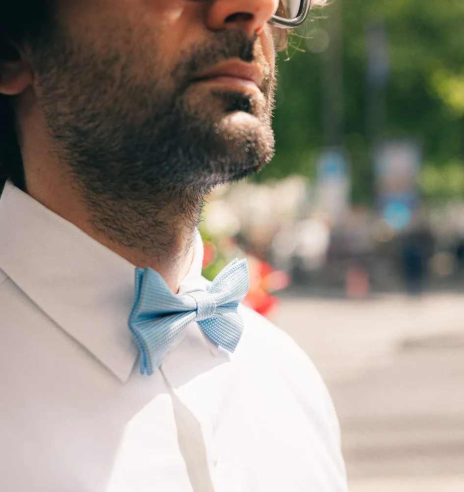 Serveur élégant avec nœud papillon, vue rapprochée