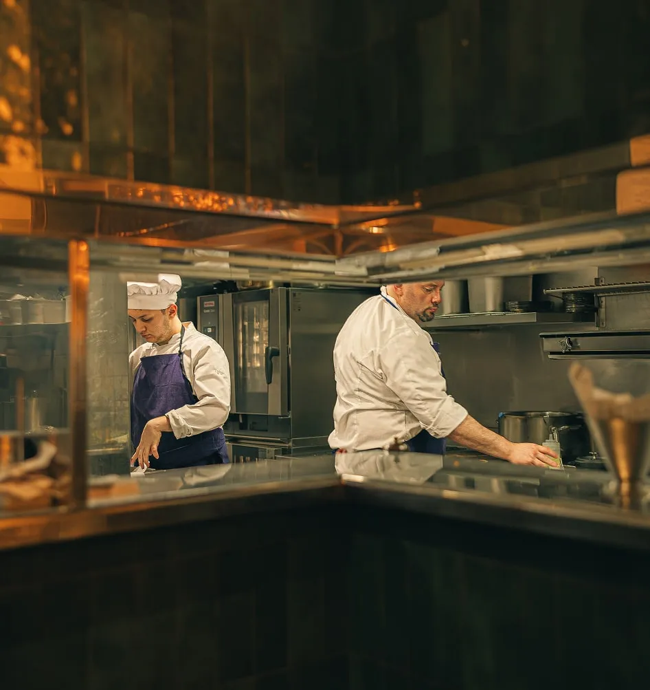 Cuisine de Monsieur Madame avec chefs en action