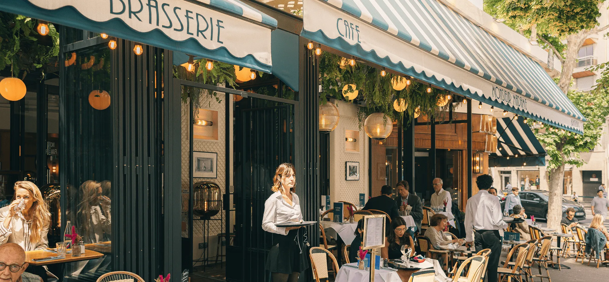 Vue de la terrasse de Monsieur Madame et son auvent parisien