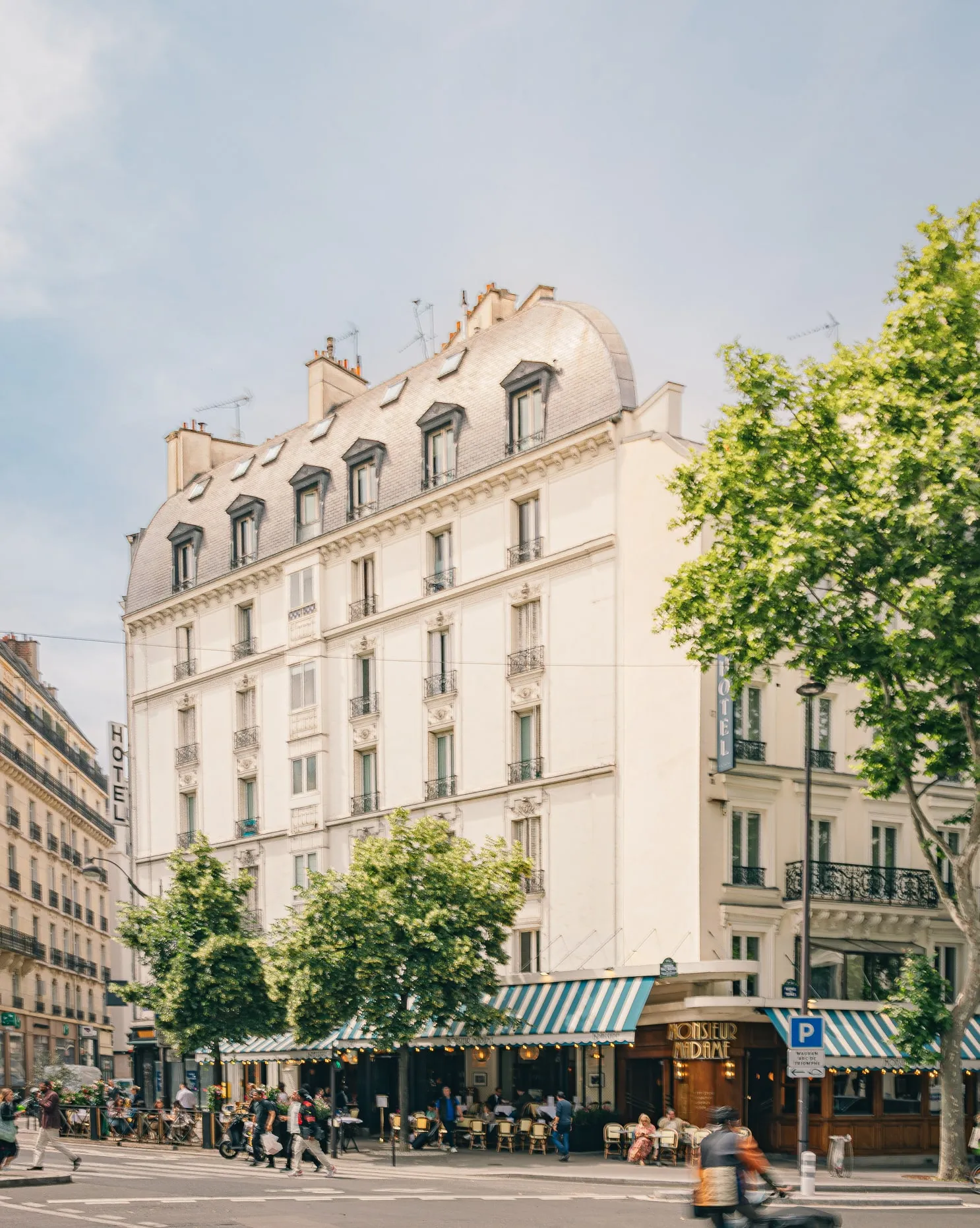 Façade du restaurant Monsieur Madame sur une rue ensoleillée de Paris