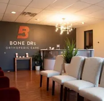 A row of chairs sitting in front of a wall.