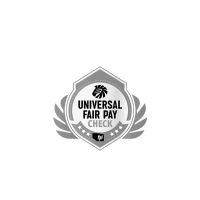 Abzeichen mit der Aufschrift ‚Universal Fair Pay Check‘ und Palmblättern auf schwarzem Hintergrund.
