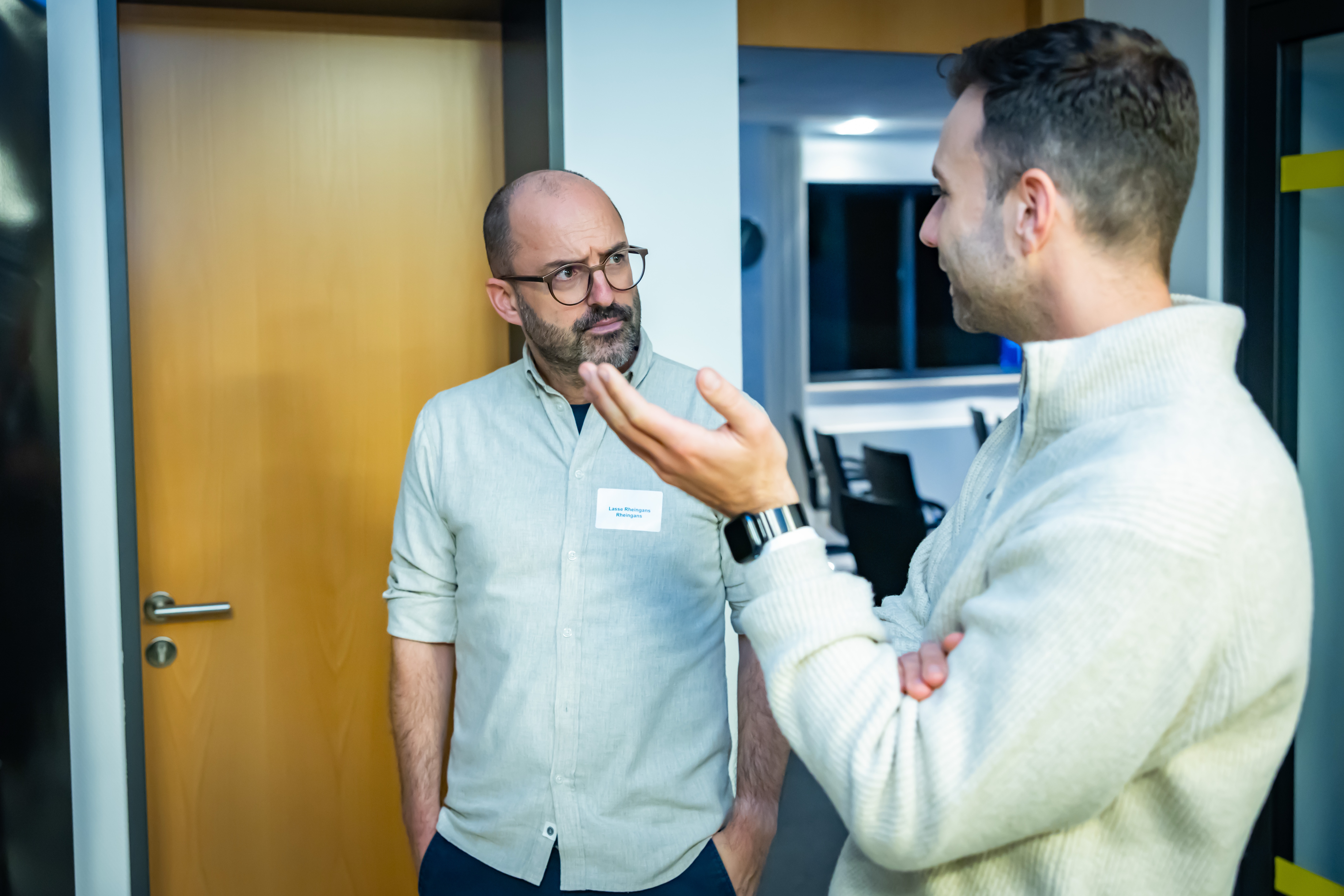 Lasse Rheingans im Gespräch mit einem Gast