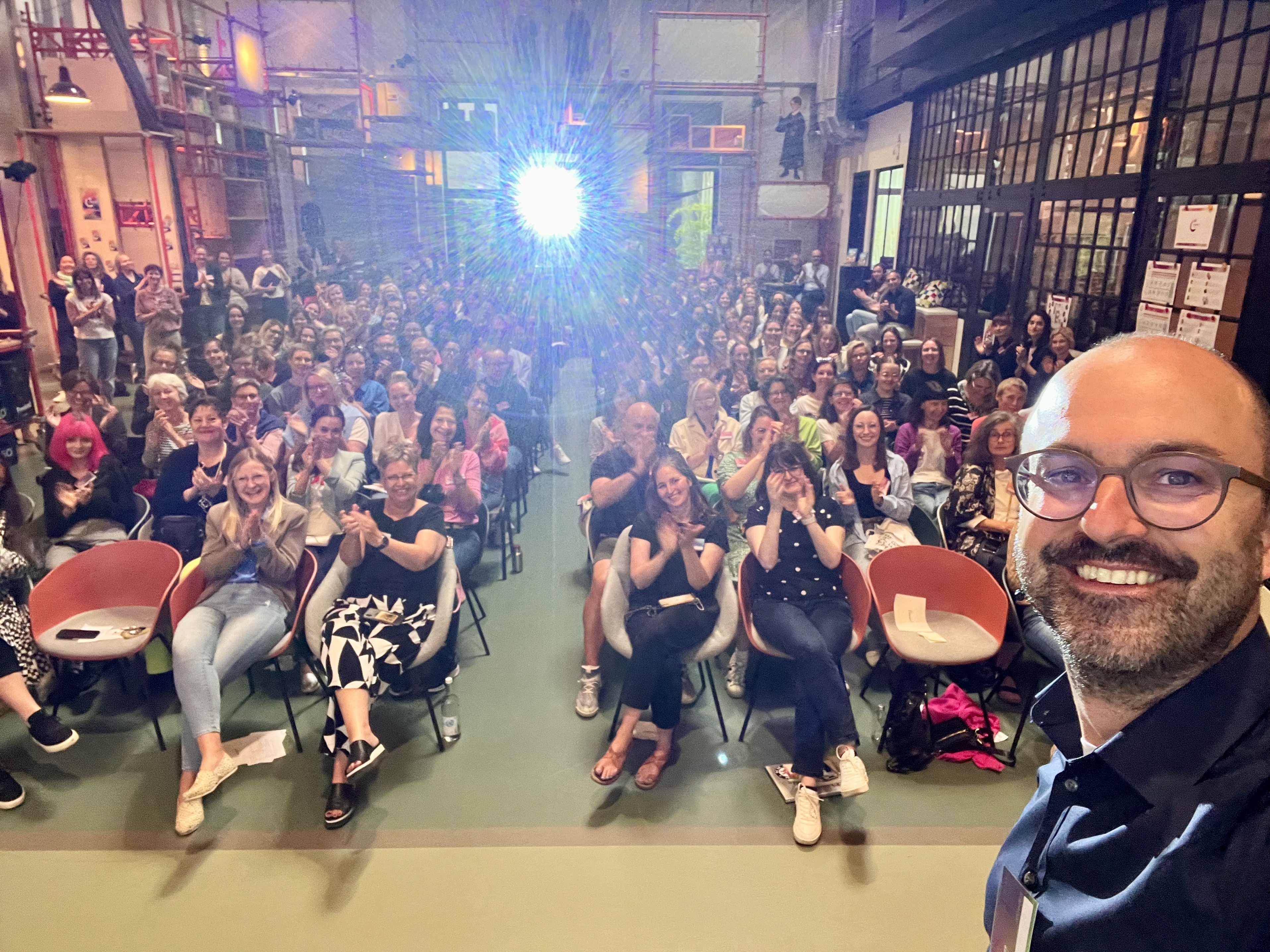 Lasse Rheingans macht nach seiner Keynote beim Carlsen Verlag ein Selfie vor dem vollen Saal
