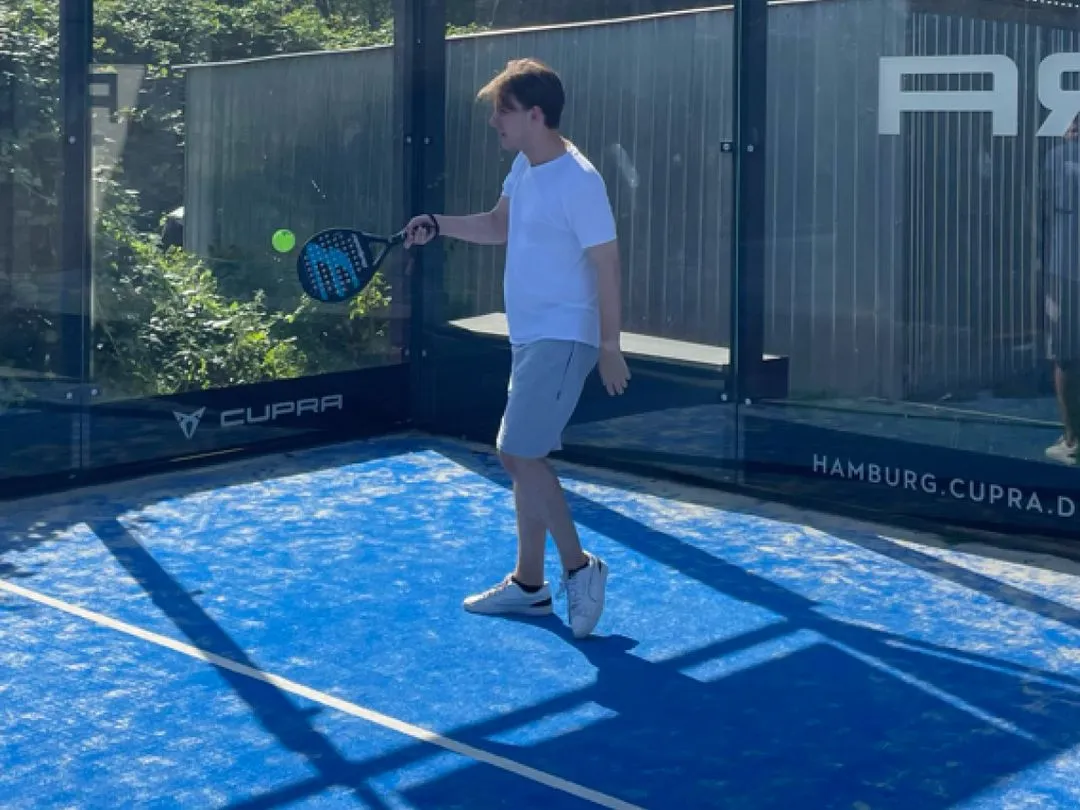 Ein Mitarbeiter von DivTax beim Paddle Tennis