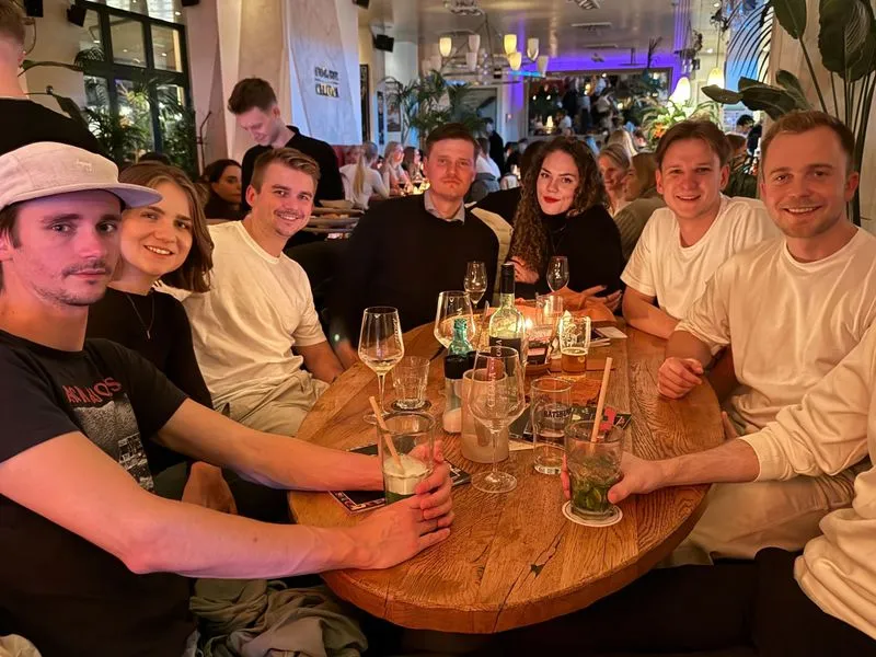 Das Team von DivTax bei Drinks in einer Bar