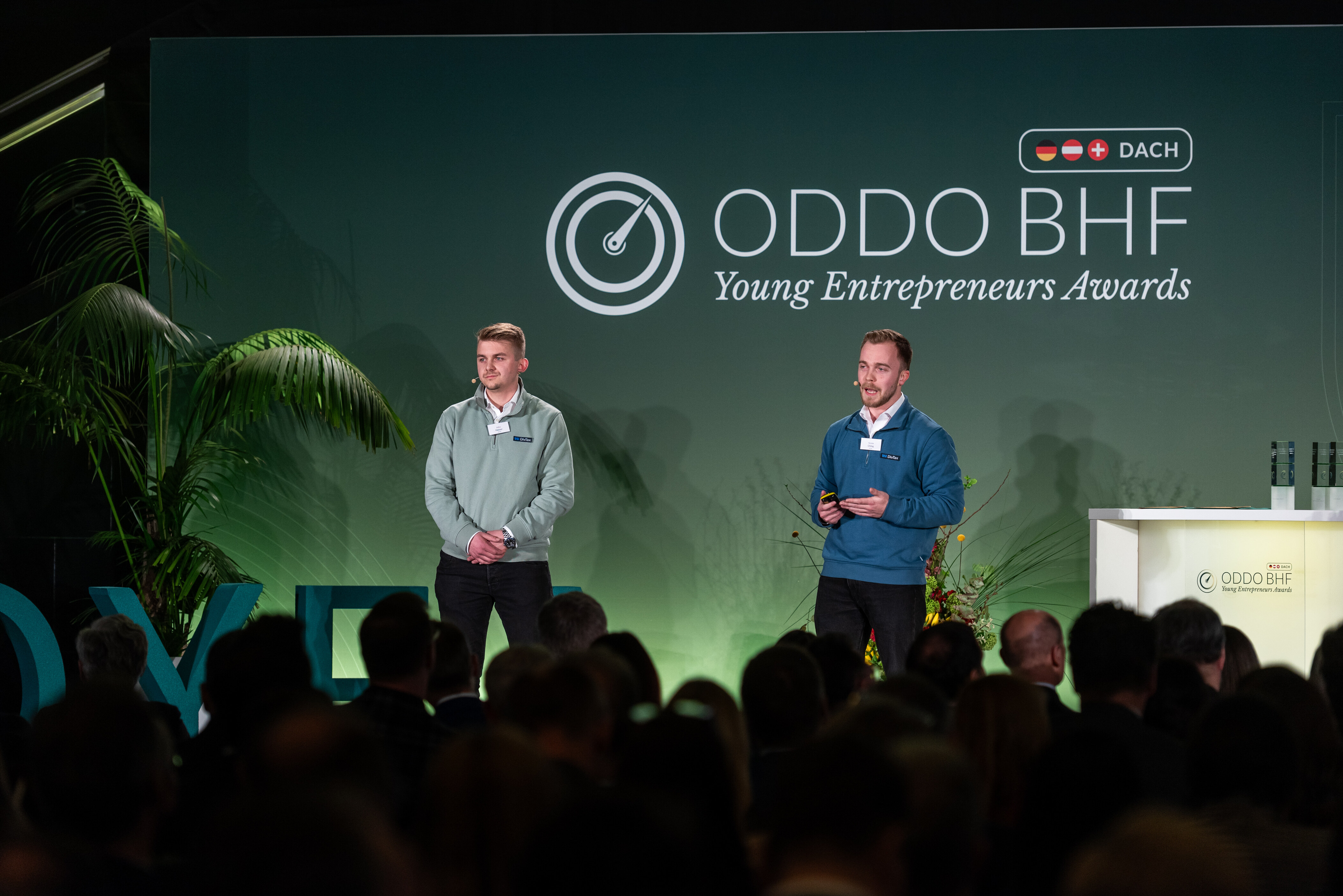 Pitch der DivTax Julius und Nicolas (v.l.) bei den Oddo BHF OYEA Awards 2025