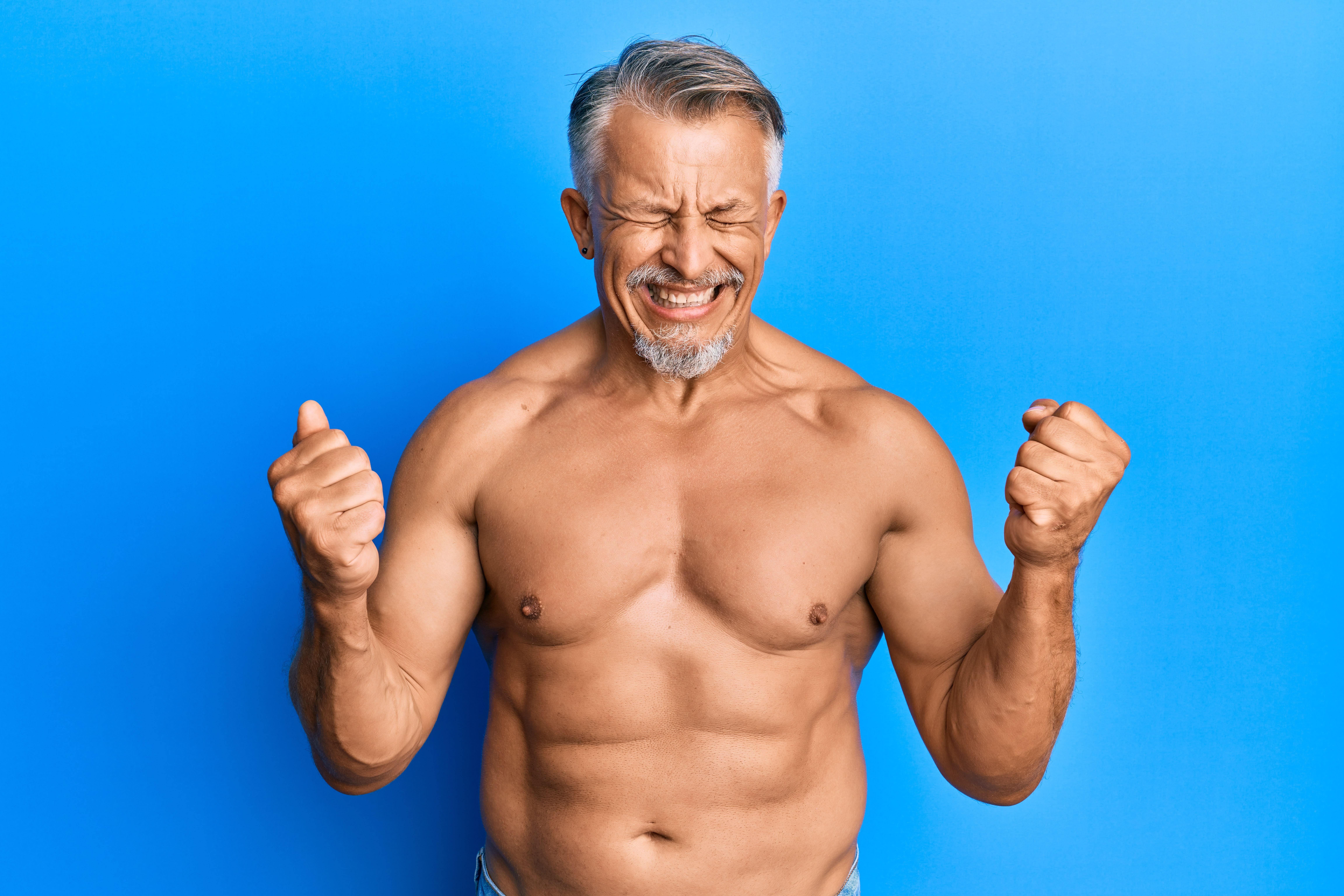 Un homme de 50 ans heureux après sa séance