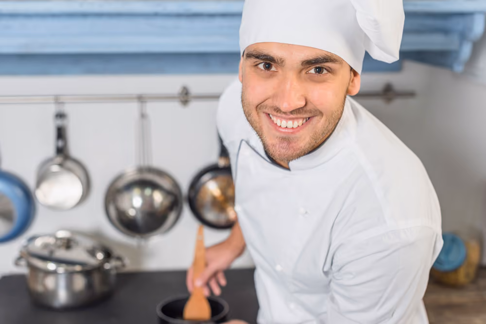 Cocinero trabajando en la cocina de un hotel