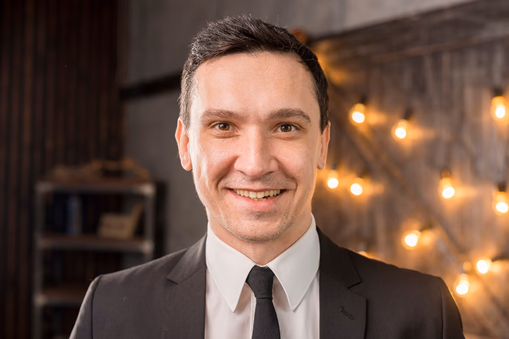 Iván Soler, ayudante de camarero