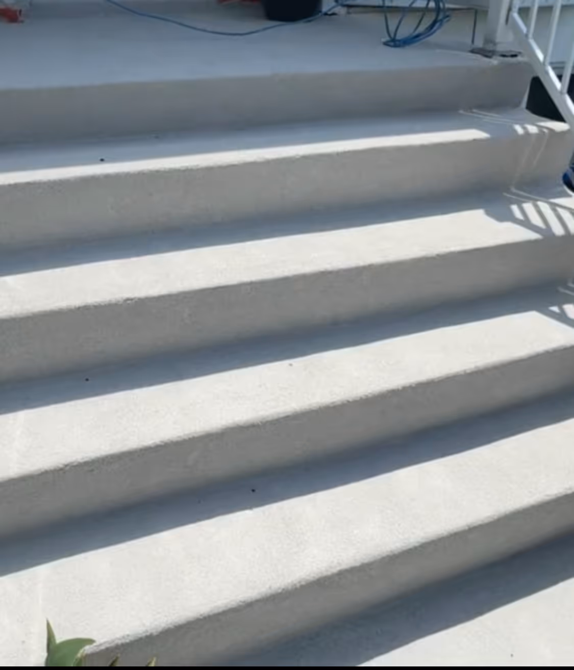 Marche avec une finition de béton fraichement restauré.
