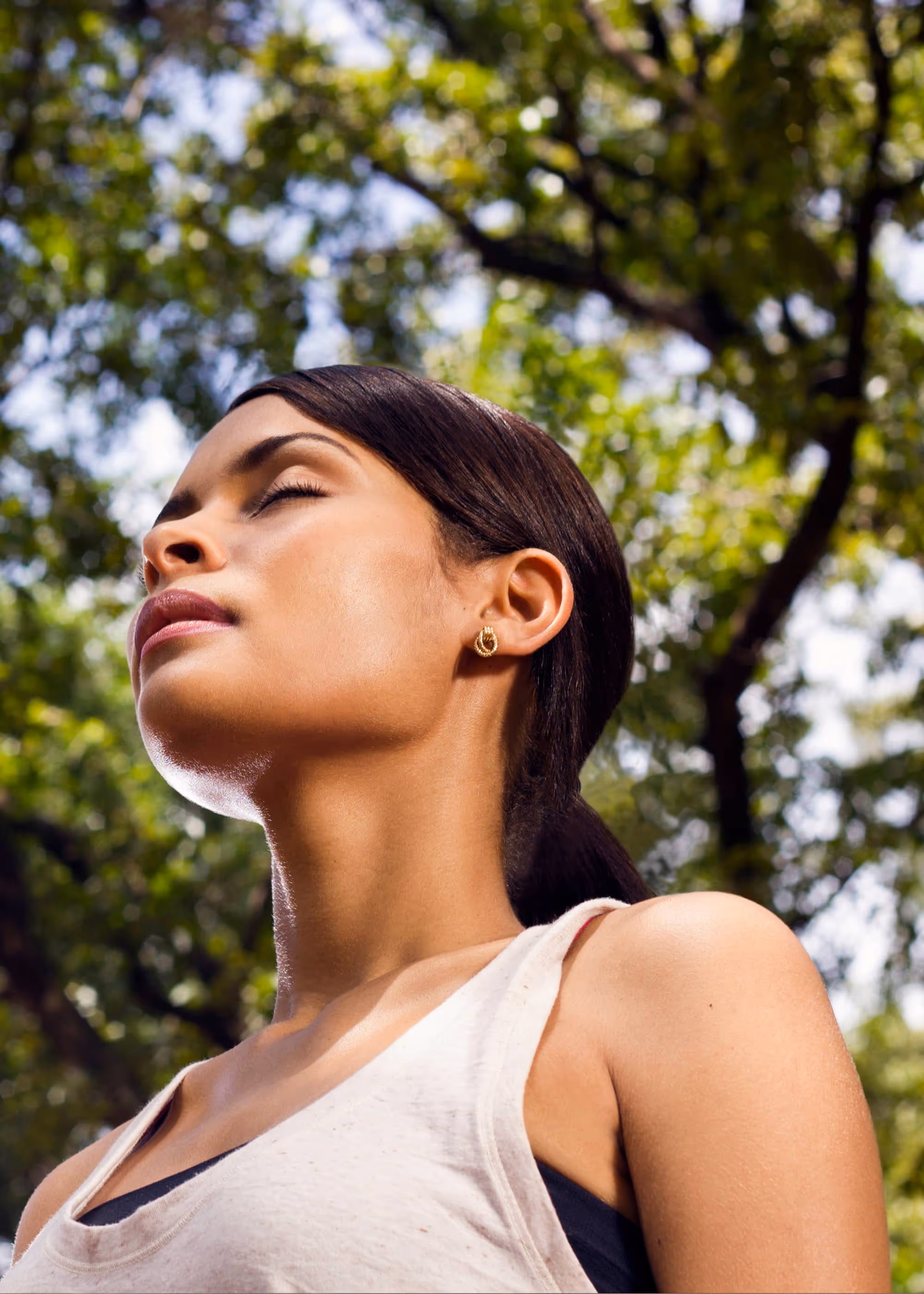 Woman taking a mental reset outdoors to change her mindset and improve her performance at work.