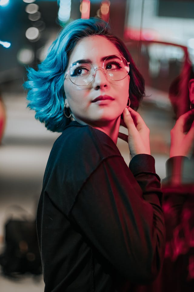 [headshot] image of customer (for a courier & delivery service)