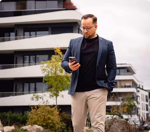 Ein Mann mit Handy in der Hand