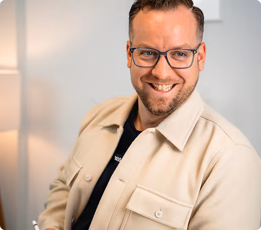 Ein Mann im Mantel, der lacht