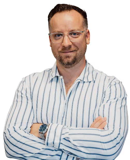 Ein Mann mit verschränkten Armen