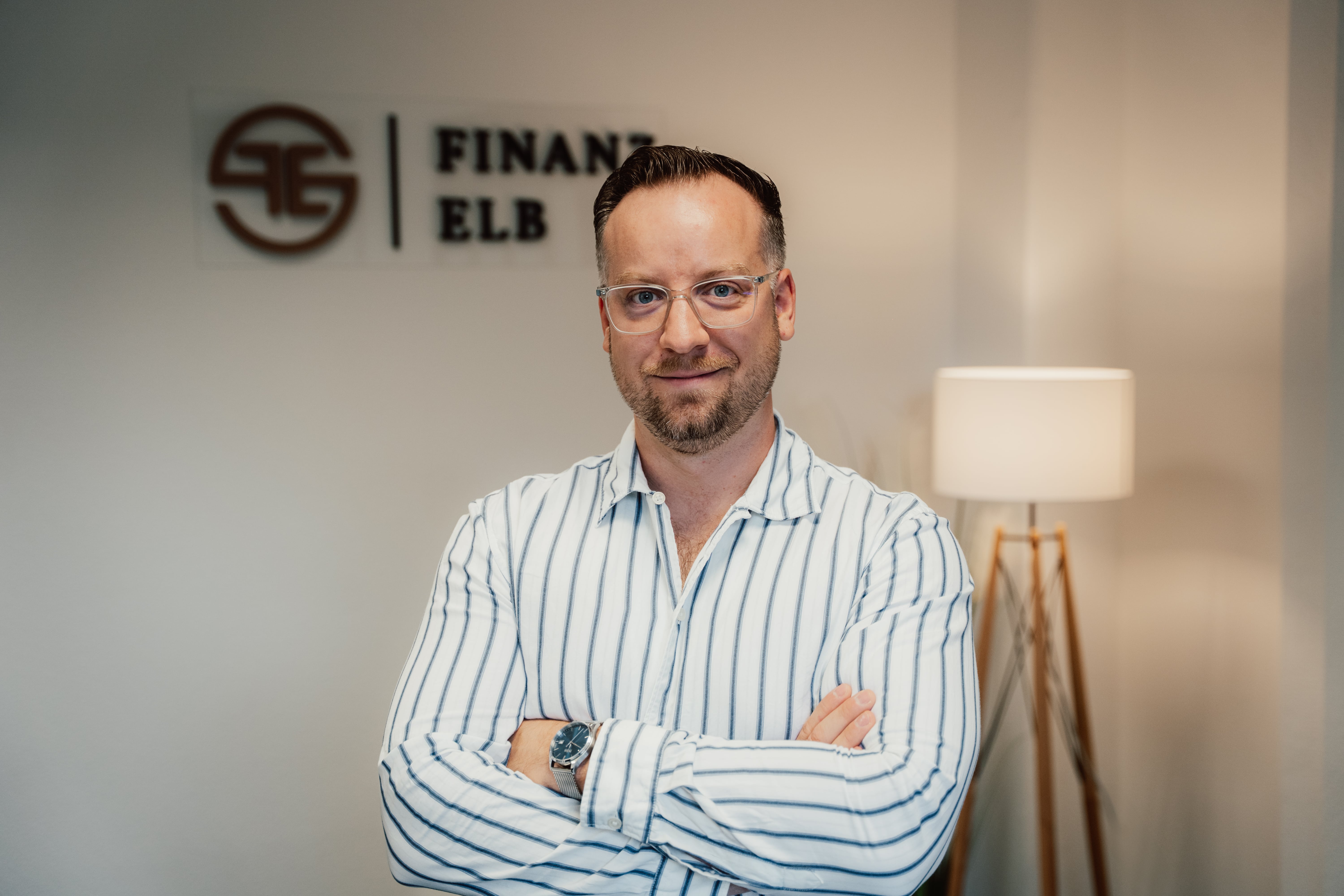 Bild eines Mannes mit verschränkten Armen