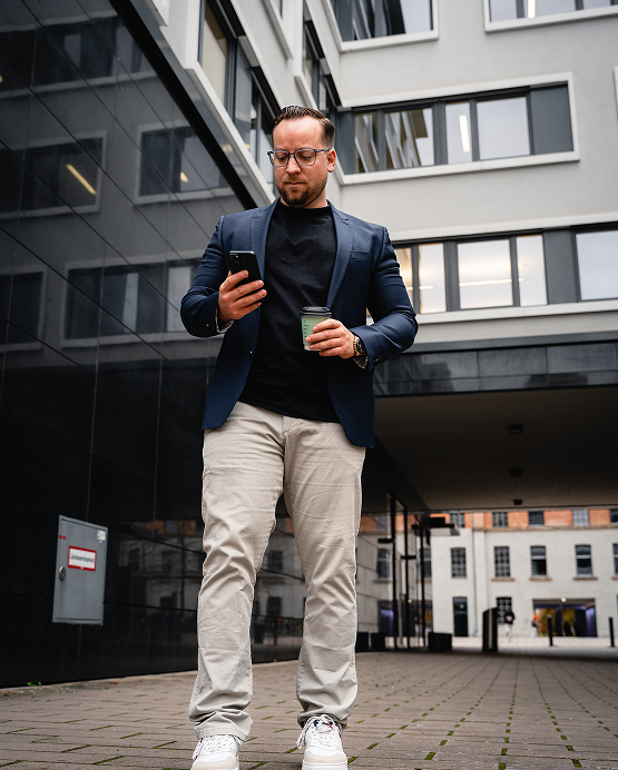 Bild von einem Mann, der aufs Handy schaut