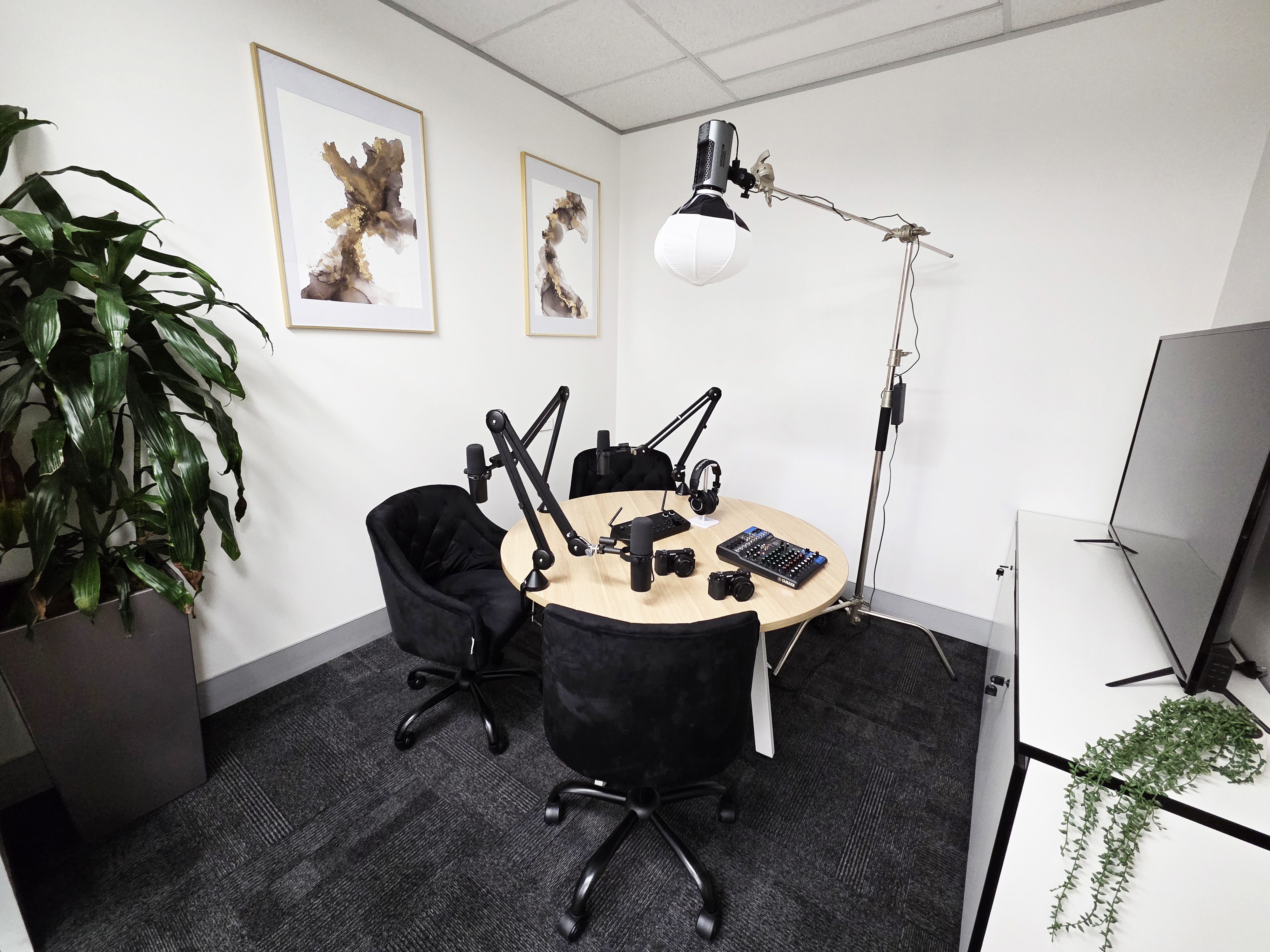 image of diverse team collaborating on ai