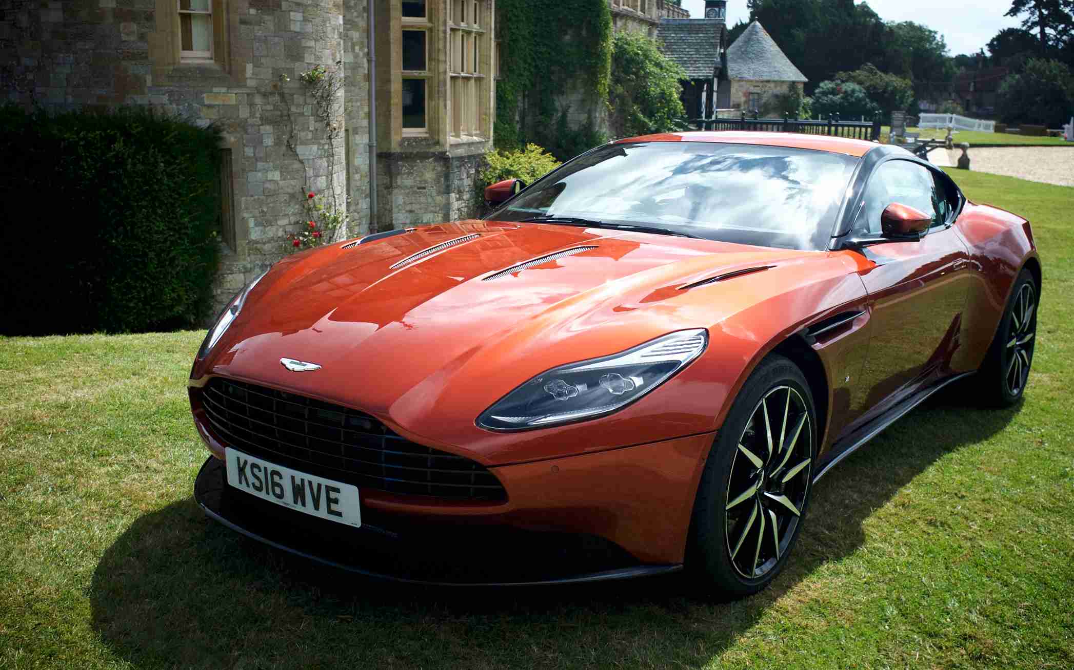 Aston Martin DB11