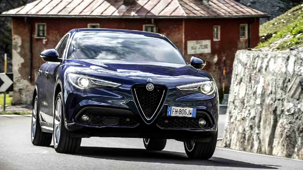 Een rode Alfa Romeo Stelvio SUV geparkeerd op straat
