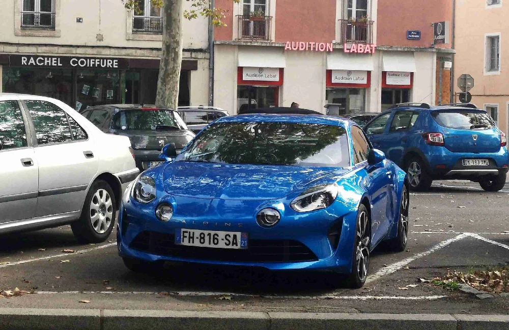 Een blauwe Alpine A110 sportwagen zijaanzicht