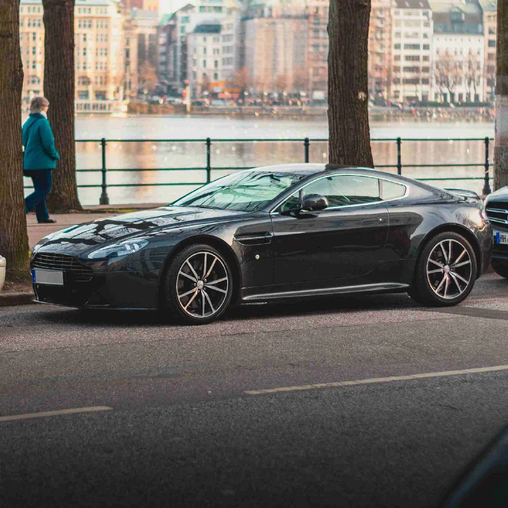 Zwarte Aston Martin Vantage geparkeerd voor verkoop bij AutoInkoopSpecialist.