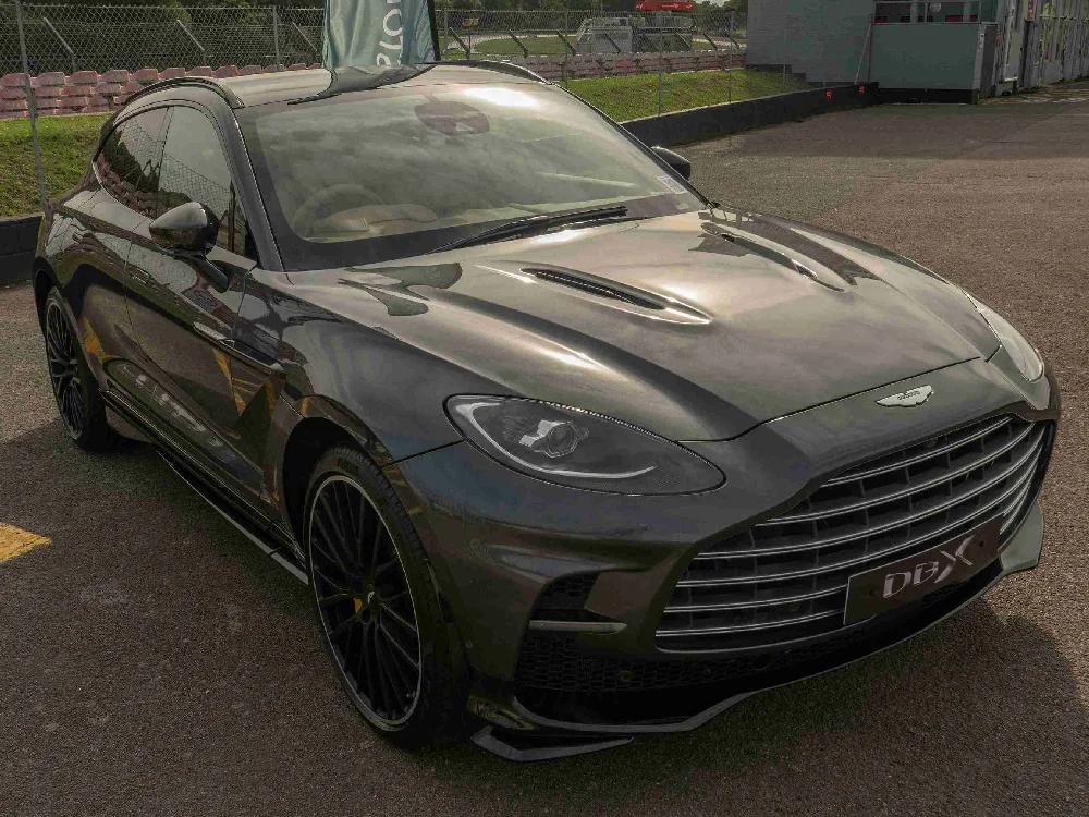 Zwarte Aston Martin DBX geparkeerd voor verkoop bij AutoInkoopSpecialist.nl