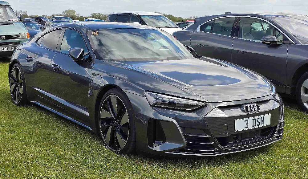 Grijze Audi e-Tron GT elektrisch geparkeerd op straat