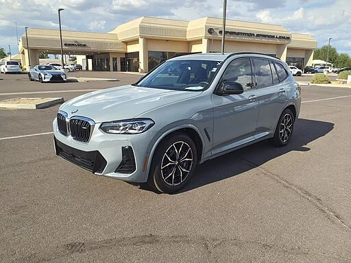 Een zilverkleurige BMW X3 SUV geparkeerd op een nette locatie.