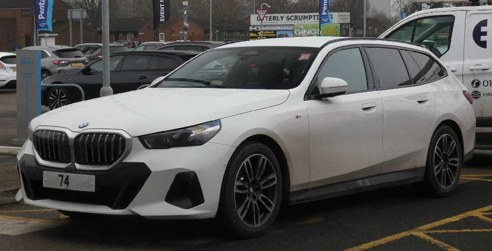 Zwarte BMW 5 serie Sedan geparkeerd voor een snelle verkoop aan AutoInkoopSpecialist.nl