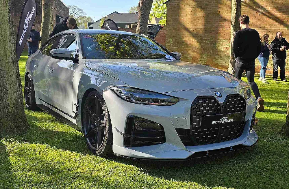 Zwarte BMW 4 Serie Coupé geparkeerd voor verkoop via AutoInkoopSpecialist.nl