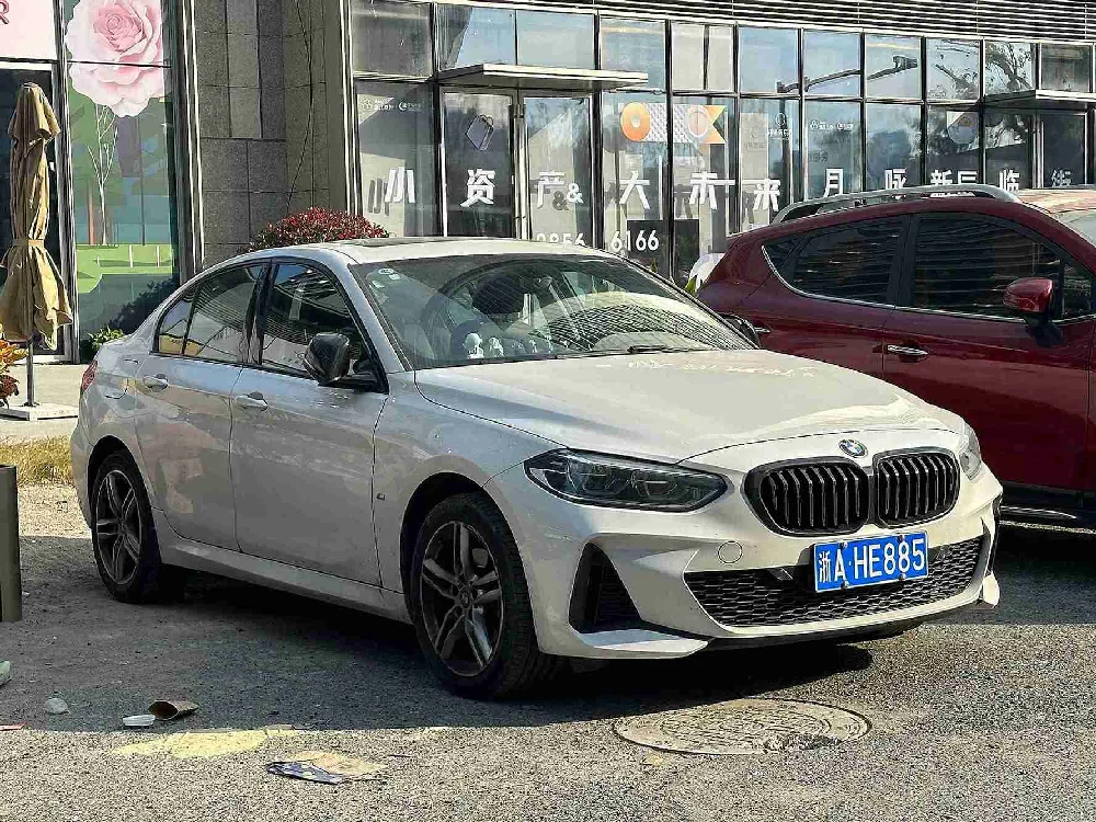 Zijaanzicht van een zwarte BMW 1 serie op locatie