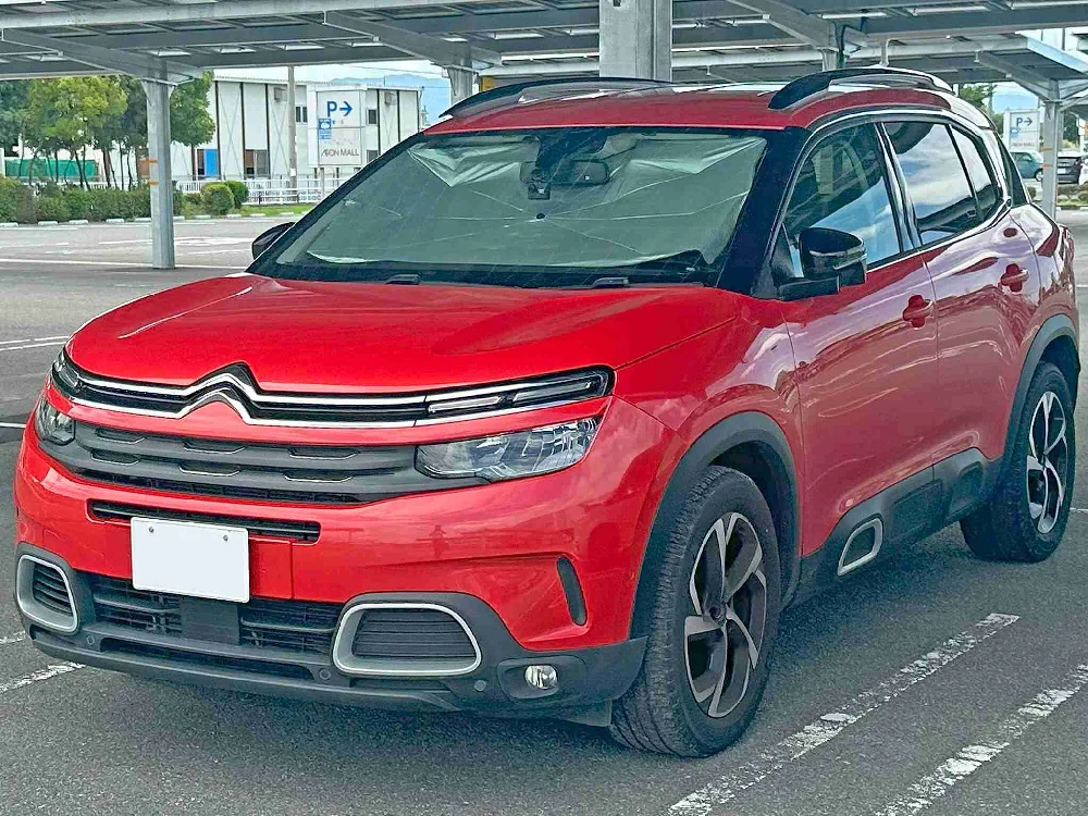 Een zilverkleurige Citroen Aircross geparkeerd voor verkoop.