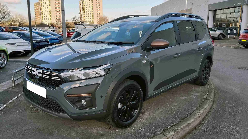 Een ruimtelijke Dacia Jogger op locatie voor verkoop aan AutoInkoopSpecialist.nl
