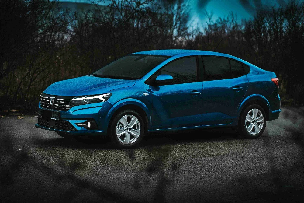 Zilveren Dacia Logan MCV geparkeerd op straat voor verkoop via AutoInkoopSpecialist.