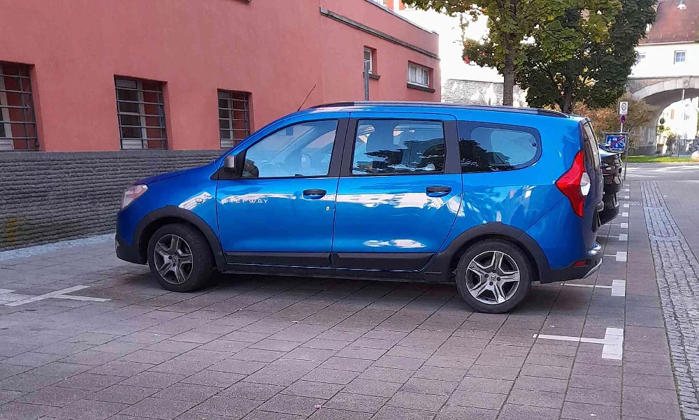 Dacia Lodgy mpv geparkeerd langs de weg voor verkoop
