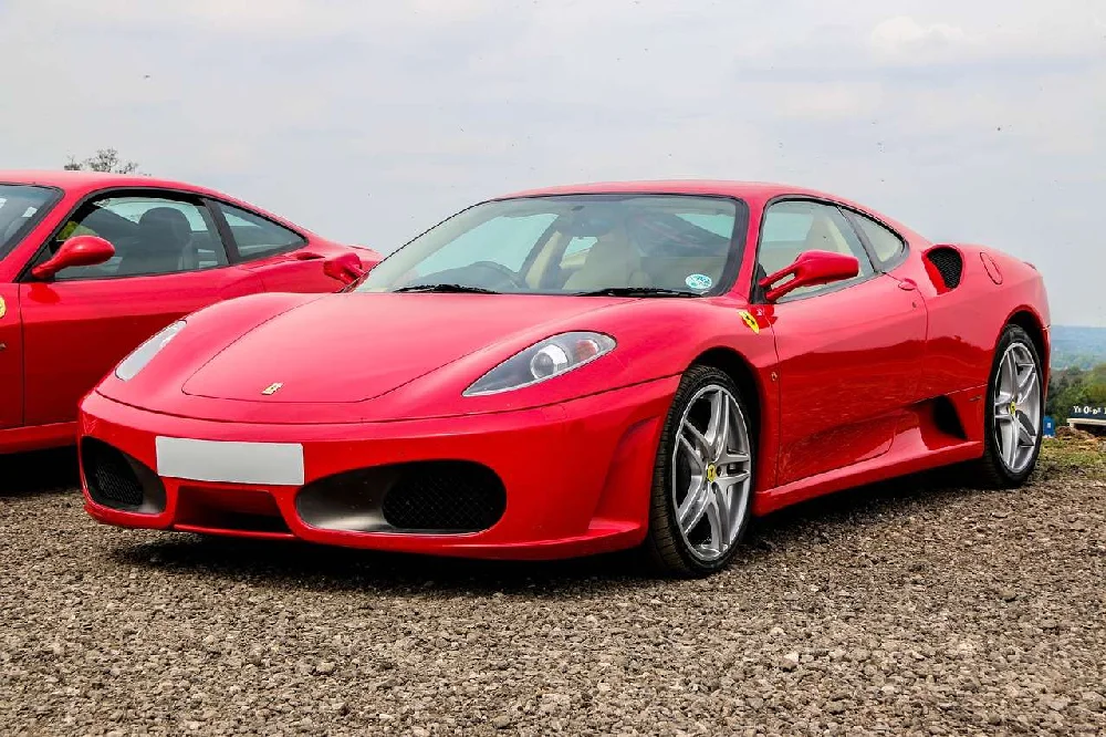 Rode Ferrari F430 sportwagen vooraanzicht gereed voor verkoop aan AutoInkoopSpecialist