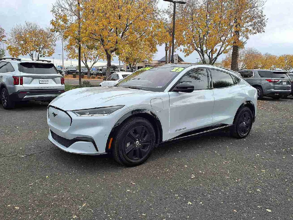 Elektrische Ford Mustang Mach-E zijaanzicht voor snelle verkoop