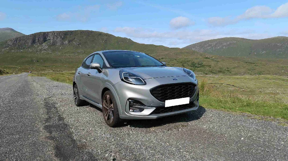 Een sportieve Ford Puma die klaarstaat voor verkoop.