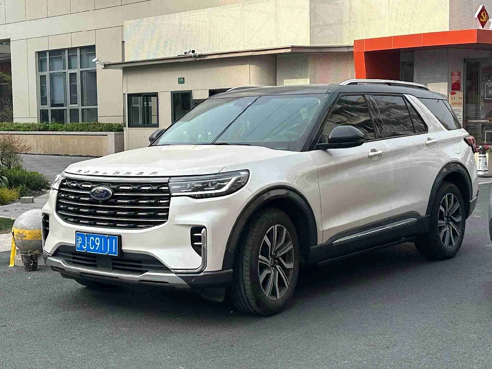 Een Ford Explorer op locatie gereed voor verkoop aan AutoInkoopSpecialist.nl.