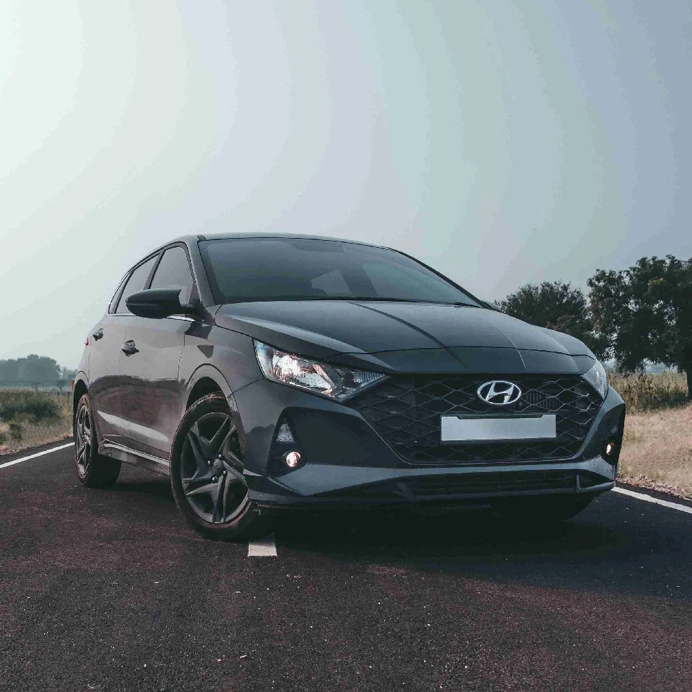 Een zilverkleurige Hyundai i20 vooraanzicht gereed voor verkoop.