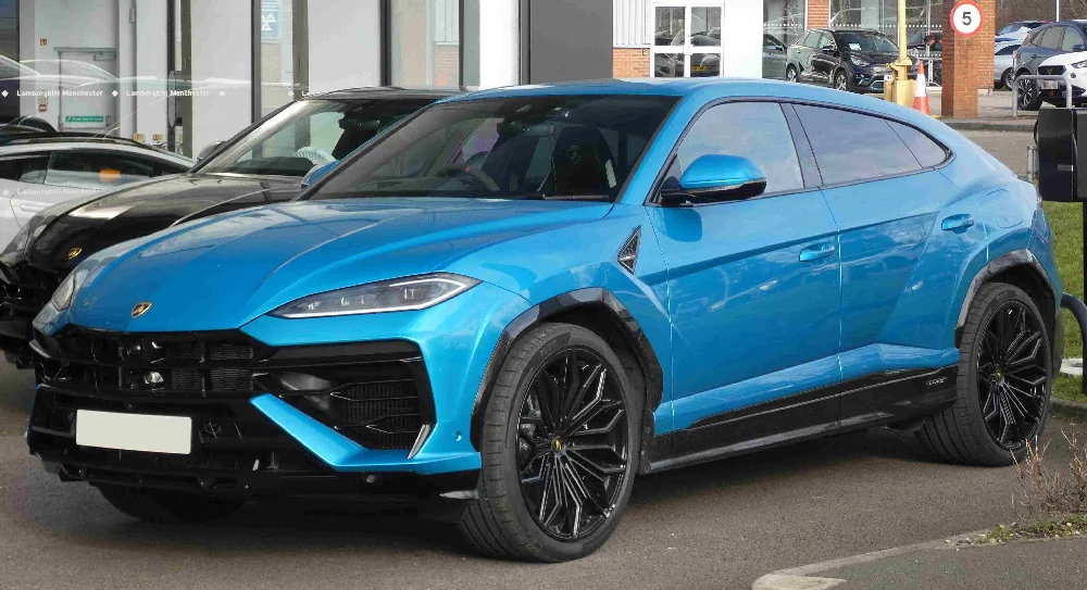Zwarte Lamborghini Urus geparkeerd op een terrein